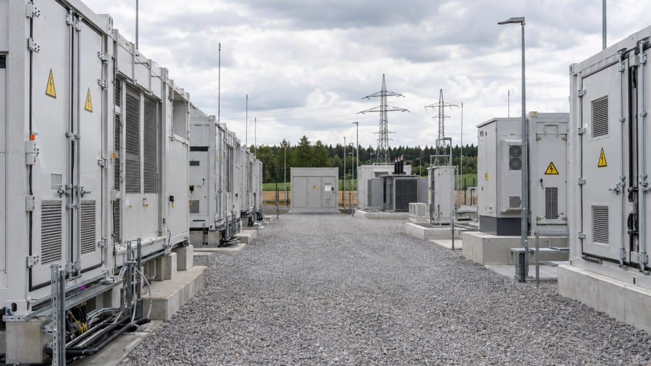 Blick durch die Gasse zwischen zwei Reihen Batteriecontainern